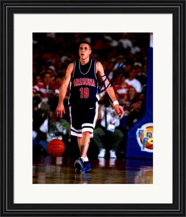 Снимка на Майк Бибби с автограф 8x10 (Аризона Уайлдкэтс) #SC1 в матова рамка - Снимки на НБА с автограф