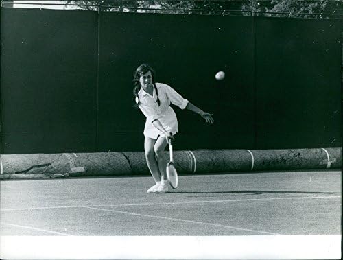 Реколта снимка на Мари Одиль Храст, играющей тенис.